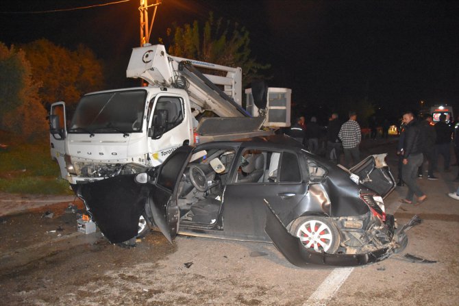 Adana'da vinç ile otomobilin çarpışması sonucu 2 kişi öldü