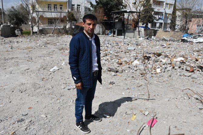 Ailesini kaybeden depremzede baba mesleği ile hayata tutunmaya çalışıyor