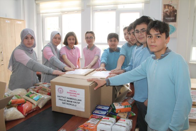 Amasya'da öğrenciler harçlıklarıyla depremzede aileler için yardım kolisi hazırladı