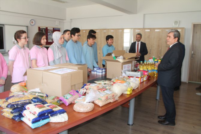 Amasya'da öğrenciler harçlıklarıyla depremzede aileler için yardım kolisi hazırladı