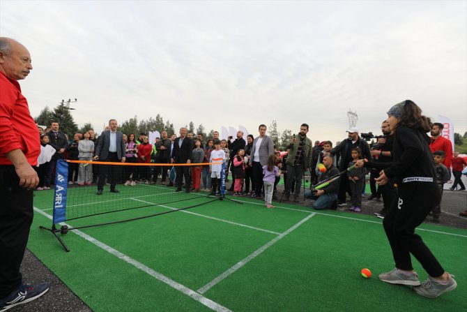 Bakan Kasapoğlu, depremzede çocuklarla tenis oynadı
