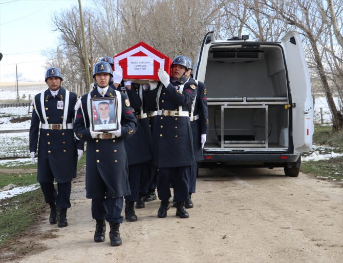 Bayburt'ta kazada hayatını kaybeden uzman çavuş ile eşi ve kızının cenazesi defnedildi