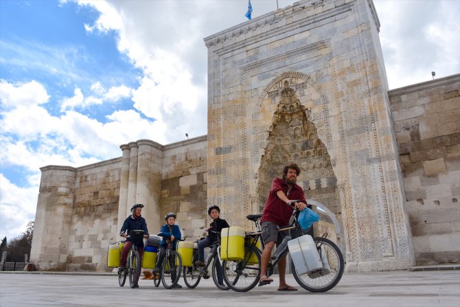 Bisikletleriyle dünya turuna çıkan Fransız aile tarihi Sultanhanı Kervansarayı'nda mola verdi