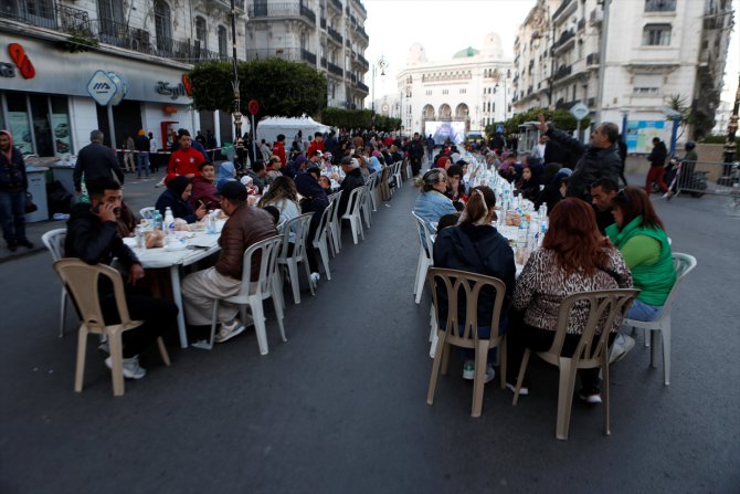 Cezayirliler 4 yıl aradan sonra toplu iftarlarda buluşuyor