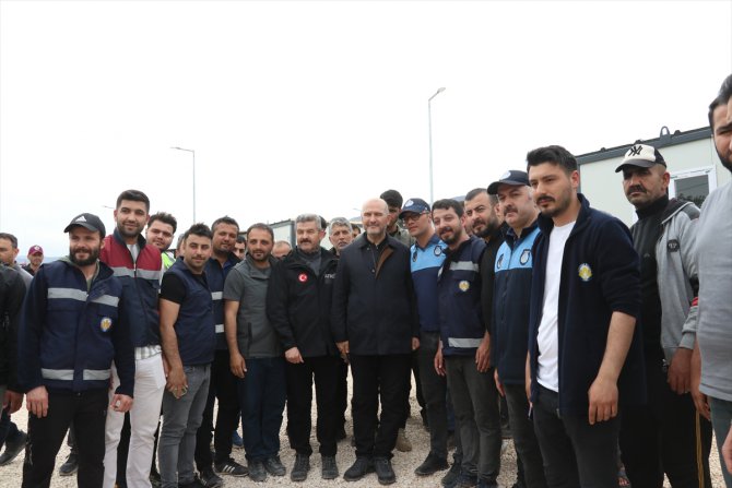 İçişleri Bakanı Soylu, Hatay'da konteyner ve çadır kentleri ziyaret etti
