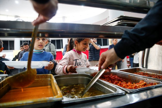 İtalyan şefler gemide hazırladıkları yemeklerle depremzedelere iftar sofrası kuruyor