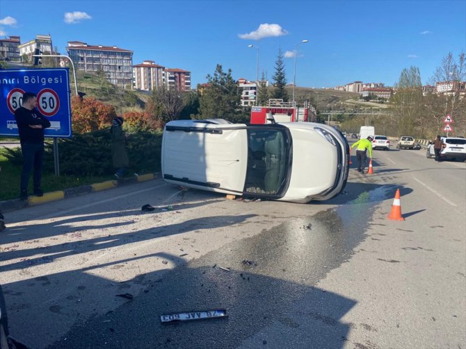 Karabük'te ciple çarpışarak devrilen hafif ticari araçtaki 2 kişi yaralandı