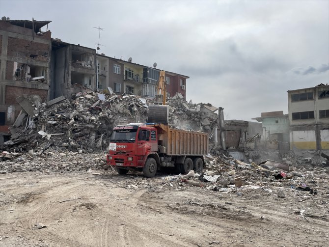 Malatya'da yıkım ve enkaz kaldırma çalışmaları sürüyor