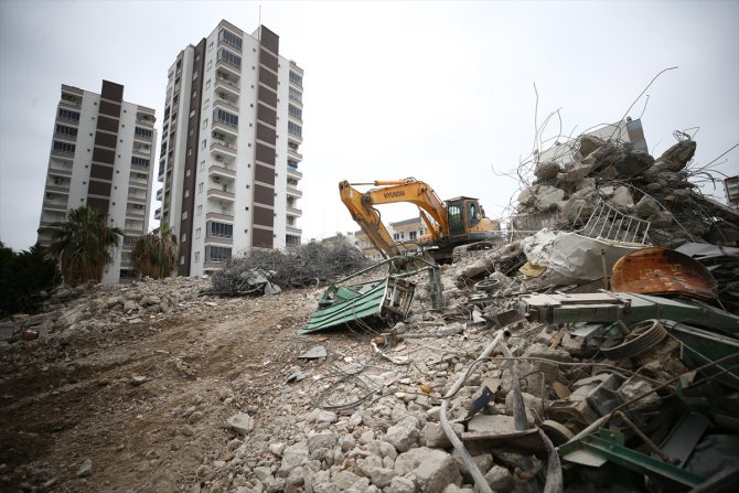 Mersin'de depremde hasar gören 8 katlı bina kontrollü yıkıldı