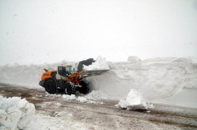"Muş'un kar kaplanları" nisanda 5 metre kar olan yolu 5 günde açabildi