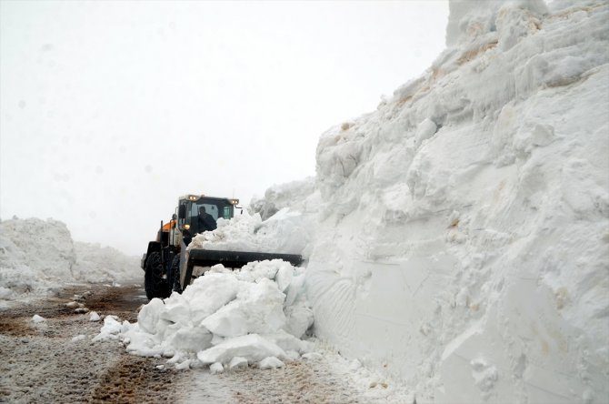 "Muş'un kar kaplanları" nisanda 5 metre kar olan yolu 5 günde açabildi