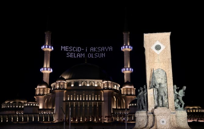 Taksim Camisi'ne ''Mescid-i Aksa'ya selam olsun'' mahyası asıldı