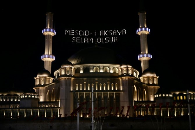 Taksim Camisi'ne ''Mescid-i Aksa'ya selam olsun'' mahyası asıldı