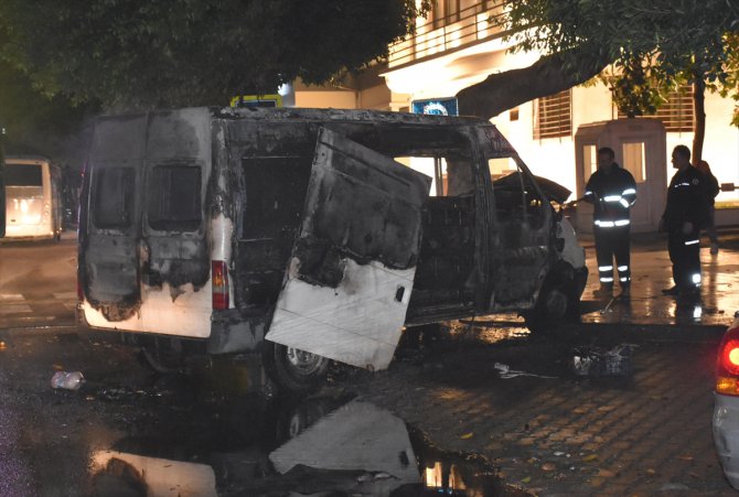 Adana'da park halindeyken alev alan minibüs yandı