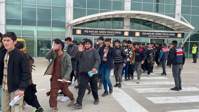 Ağrı'da 227 düzensiz göçmen sınır dışı edildi