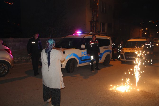 Amasya'da kavga ihbarına giden polislere mahalle sakinlerinden sürpriz kutlama