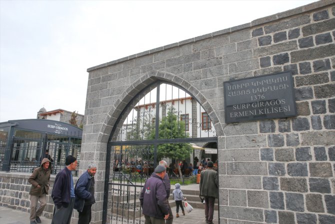 Diyarbakır'da Paskalya Bayramı 8 yıl aradan sonra tarihi kilisede kutlandı