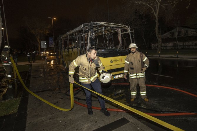 Fatih'te park halindeki İETT otobüsü yandı