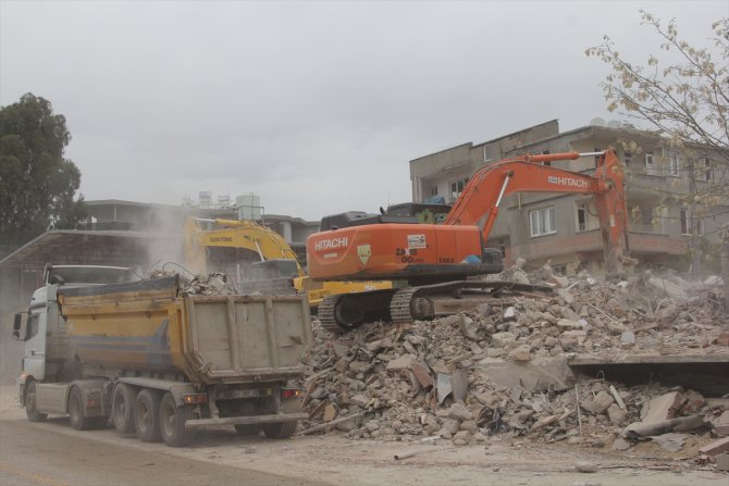 Hatay'da bina yıkım ve enkaz kaldırma çalışmaları 58 mahallede yapılıyor