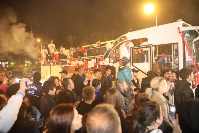Voleybolda Efeler Ligi'ne yükselen Alanya Belediyespor, ilçede şampiyonluğu kutladı