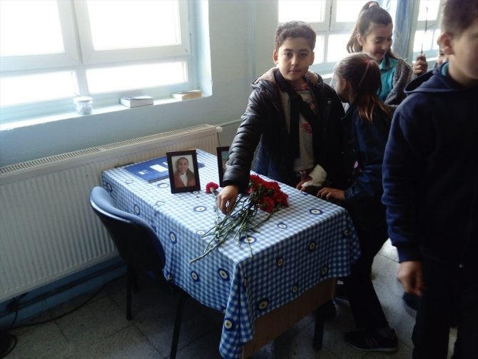 Adana'da üzerine kaya düşen otomobilde ölen 4 öğretmen sınıflarında anıldı