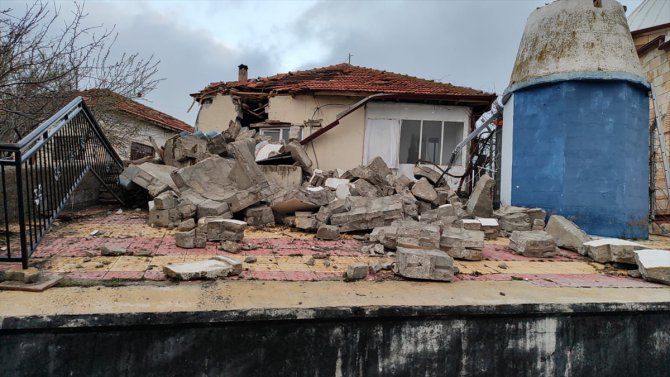 Aksaray'da fırtınada cami minaresinin yıkılması sonucu imam yaralandı