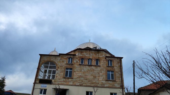 Aksaray'da fırtınada cami minaresinin yıkılması sonucu imam yaralandı