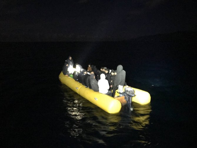 Çanakkale açıklarında 77 düzensiz göçmen yakalandı