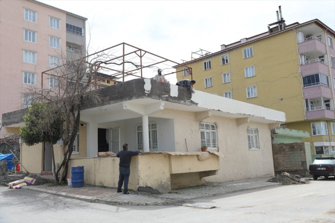 İlk depremin merkez üssü Pazarcık'ta vatandaşlar hafif hasarlı evlerin onarımına başladı