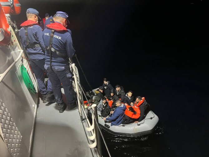 İzmir açıklarında 113 düzensiz göçmen kurtarıldı, 26 düzensiz göçmen yakalandı