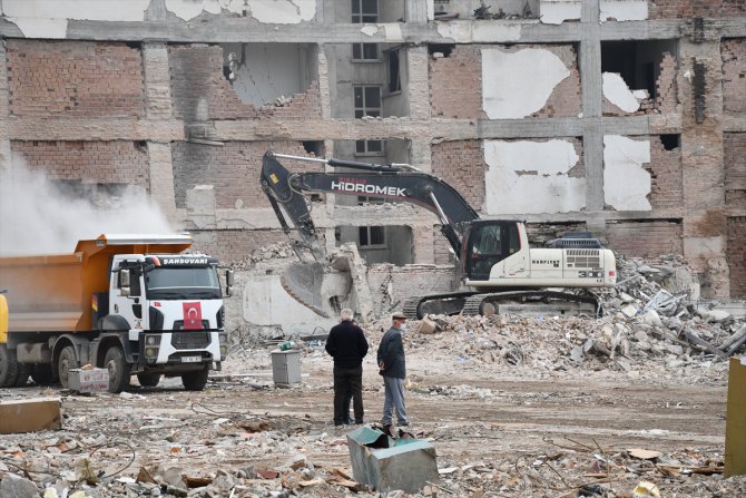 Malatya'da yıkım ve enkaz kaldırma çalışmaları sürüyor