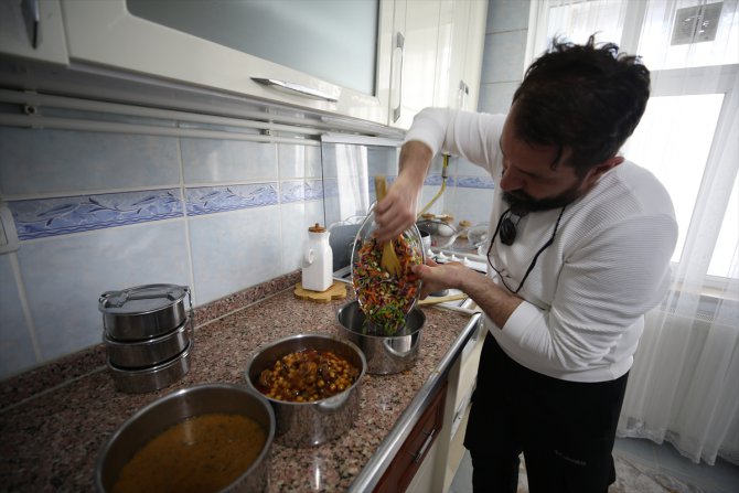 Muşlu gönüllüler, evlerde pişirilen yemekleri ihtiyaç sahiplerine ulaştırıyor