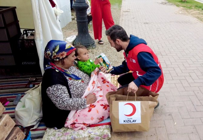 Türk Kızılay, depremzede çocukları ikram paketiyle sevindirdi
