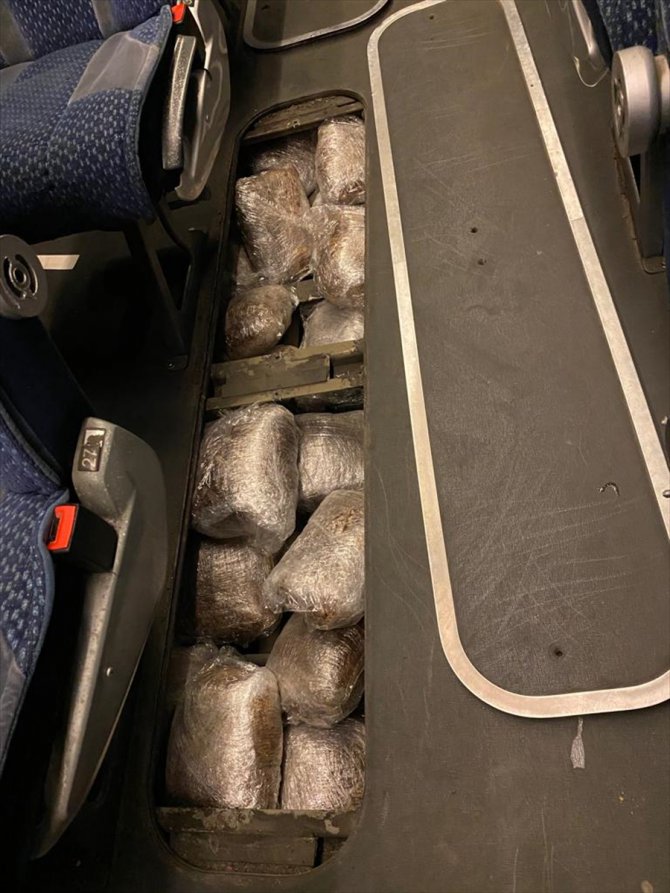 Adana'da bir yolcu otobüsünde 100 kilo 294 gram esrar ele geçirildi