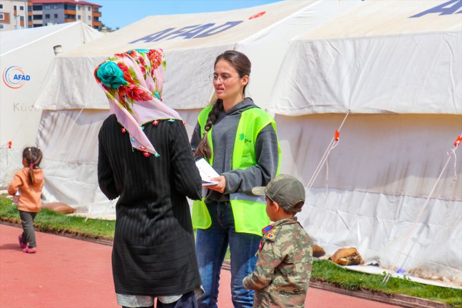 Depremde yakınlarını kaybeden psikolog Adıyaman'da afetzedelere gönüllü destek oluyor