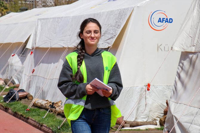Depremde yakınlarını kaybeden psikolog Adıyaman'da afetzedelere gönüllü destek oluyor