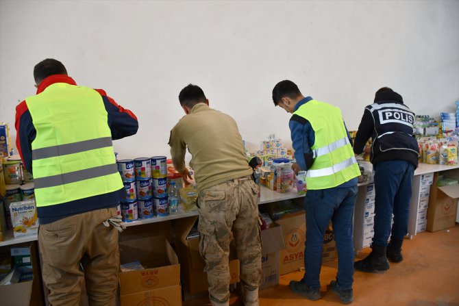 Doğanşehir'in kırsal mahallelerindeki depremzedelere ekipler hummalı çalışmalarla gıda kolisi ulaştırıyor