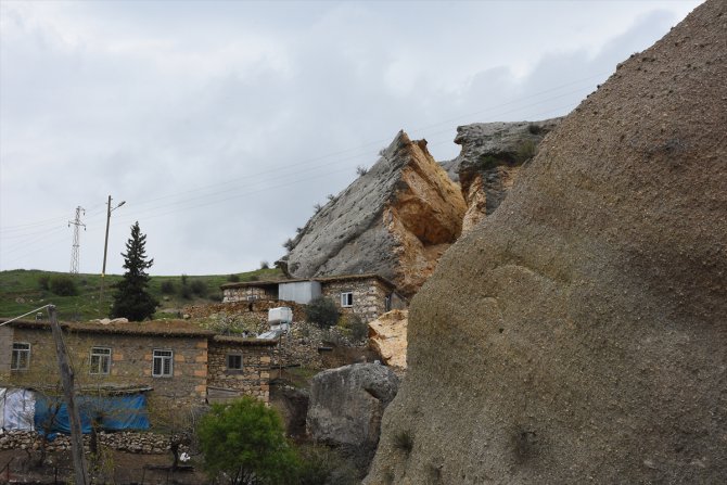 Eski Kahtalılar, depremlerde ikiye ayrılan dev kayanın kaldırılmasını istiyor