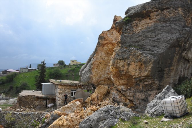 Eski Kahtalılar, depremlerde ikiye ayrılan dev kayanın kaldırılmasını istiyor
