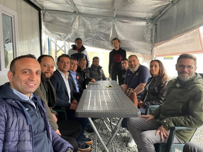 Fenerbahçe Kulübü Yönetim Kurulu Üyesi Komsuoğlu, Hatay'da depremzedeleri ziyaret etti