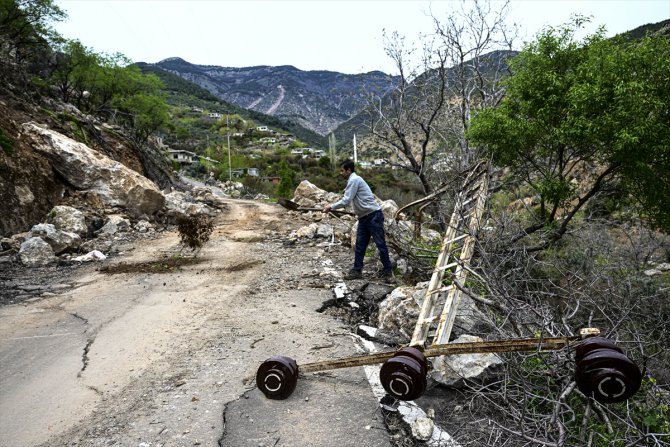 Hataylı köylü depremde hasar gören mahalle yolundaki çukurları toprakla dolduruyor