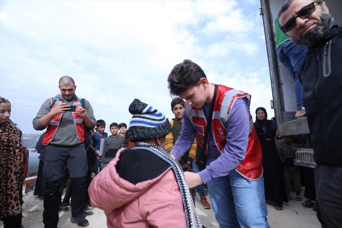İdlib'de yetim çocuklara kışlık kıyafet yardımı