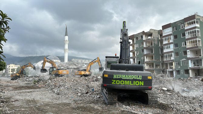 İskenderun'da bina yıkım ve enkaz kaldırma çalışmaları devam ediyor