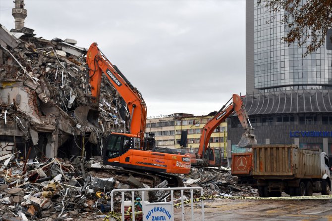 Malatya'da yıkım ve enkaz kaldırma çalışmaları devam ediyor