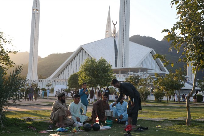 Pakistan'daki Müslümanlar, iftarda Faysal Camisi'nde buluşma geleneğini sürdürüyor