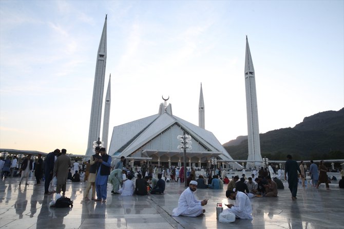 Pakistan'daki Müslümanlar, iftarda Faysal Camisi'nde buluşma geleneğini sürdürüyor