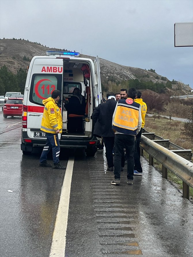 Sivas'ta bariyerlere çarpan otomobil alev aldı, 4 kişi yaralandı