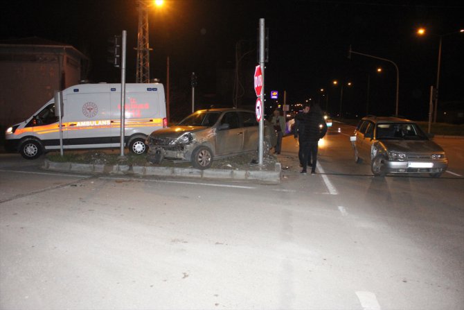 Amasya'da iki otomobilin çarpışması sonucu 5 kişi yaralandı