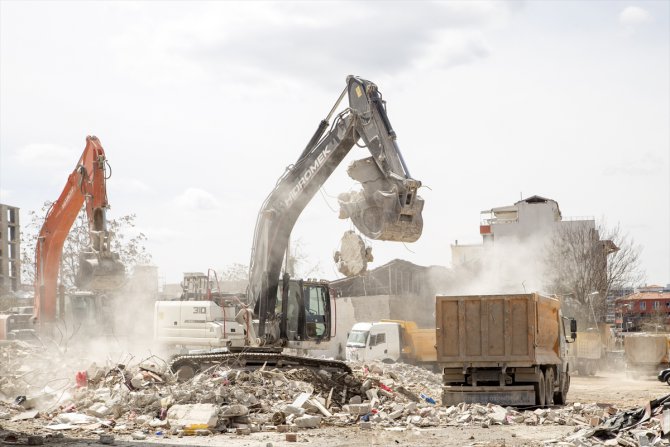 Depremlerin yıktığı Malatya'da her gün 150 binanın enkazı kaldırılıyor