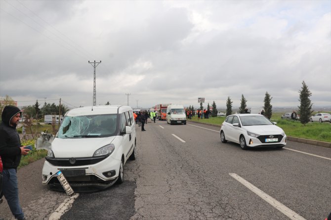Diyarbakır'da hafif ticari araç yol çalışması yapan işçilere çarptı